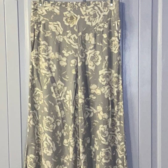 Jack by BB Dakota Blueish-Gray Wide Leg Boho Resort Floral Pants ~ Size Medium - Picture 2 of 13